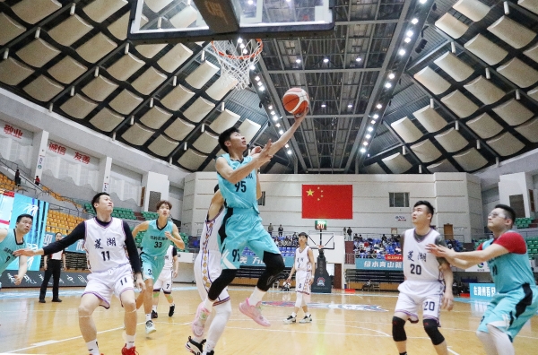 地方动态这个百镇千村篮球联赛，首次举办就引来郑武、刘玉栋为他们助威1.jpg