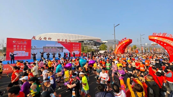 龙年浙江首马，6000人在龙湾跑“龙马”！1.jpg